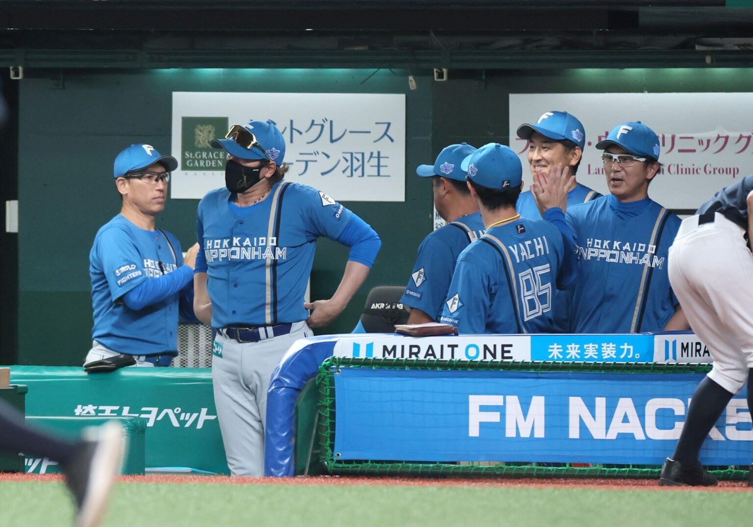 日本ハム・新庄監督 途中交代のレイエスは「ちょっと踵が。ちょっと治療してもらって様子をみたい」パ２冠王、好機に代打に球場どよめき（デイリースポーツ） - Yahoo!ニュース