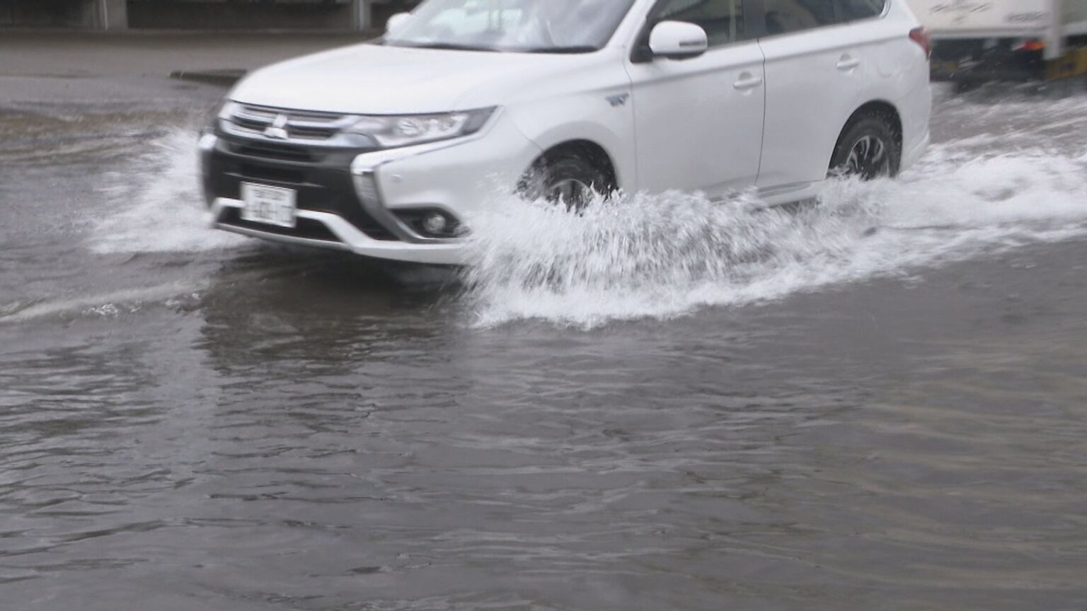 寒冷前線の通過で石川県内は急な雷雨 金沢では1時間に61.5ミリの非常に激しい雨を観測し一時“避難指示”も（MRO北陸放送） - Yahoo!ニュース - Yahoo!ニュース