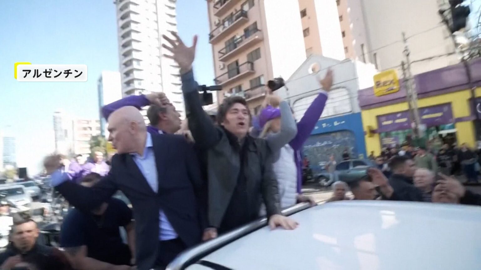 “アルゼンチンのトランプ”選挙活動中の大統領に投石 デモ隊「腐敗がある」 車を追いかけ過激化（FNNプライムオンライン（フジテレビ系）） - Yahoo!ニュース - Yahoo!ニュース