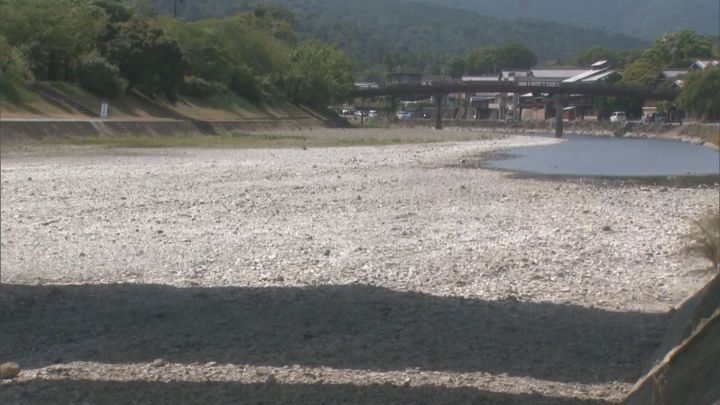 伊勢神宮近くでは一面“川底の砂地”に…この夏各地で川の水量が減少 人気の滝行ツアーを中止した観光地も | 東海テレビNEWS