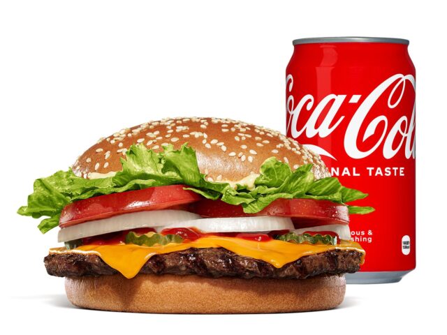 記事画像2: ジューシーなハンバーガーとコカ・コーラの缶が並んだ画像