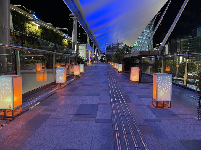 東京駅を約100基の灯籠が彩る「宵路灯籠」が開催！迫力満点、全長40メートルの花火プロジェクションマッピング上映も（ウォーカープラス） - Yahoo!ニュース - Yahoo!ニュース