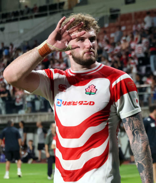 日本対カナダ　試合後、観客の声援に手を振り応えるディアンズ（撮影・山本朝陽）