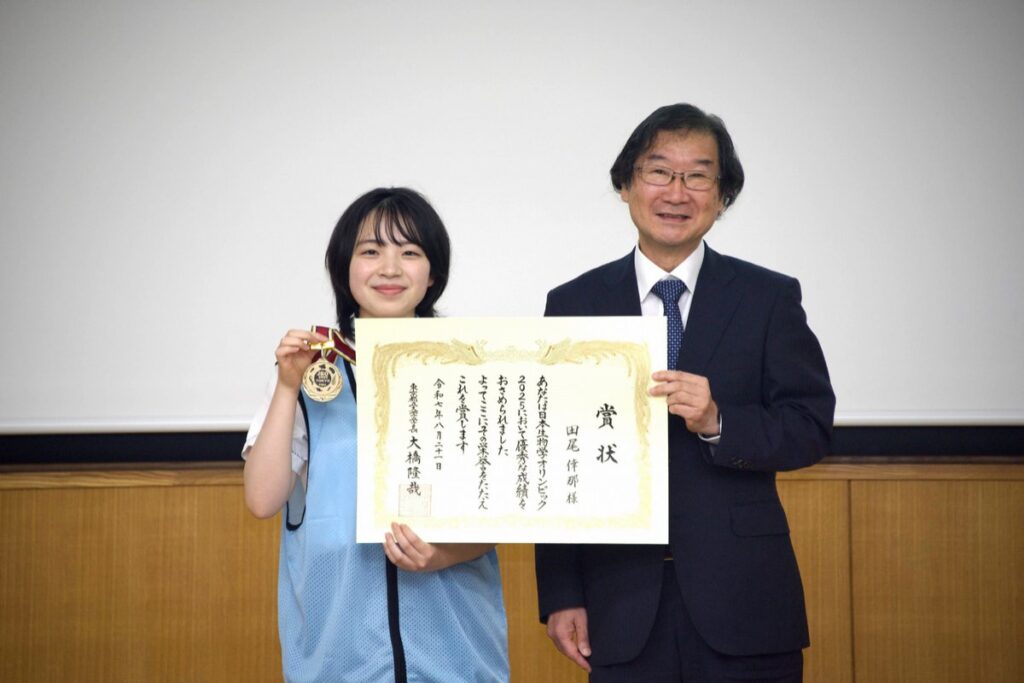 HOT TOPICS :: 日本生物学オリンピック2025 本選（東京大会）が東京都立大学 南大沢キャンパスで開催され、成績優秀者へ東京都立大学学長賞が贈られました。