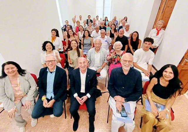 イタリア創価学会の「ラ・スペツィア会館」の開館式。さらなる広布前進を約し合った（同会館で）