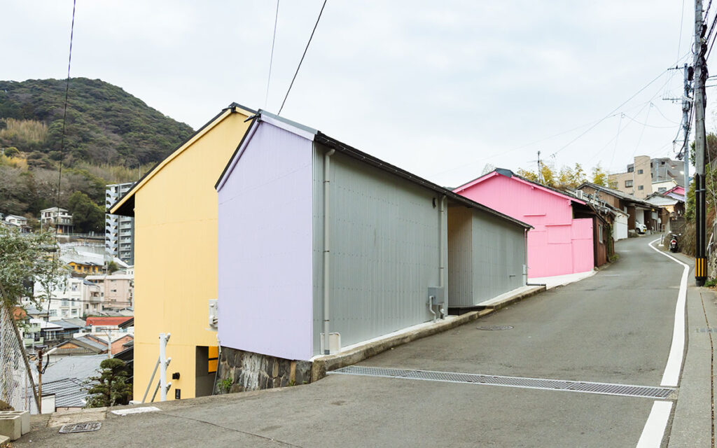 「仕事がないなら自分でつくる」売れない建築家が、坂の街・長崎の空き家をカラフルな宿にした“ひとり再開発” 「長崎坂宿」 | スーモジャーナル - 住まい・暮らしのニュース・コラムサイト