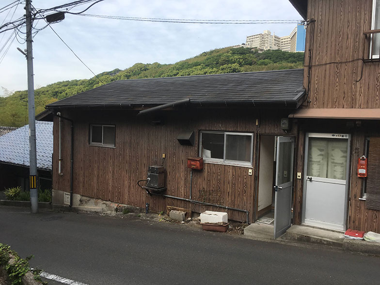 改修前の長屋群。古い建物は築100年近くになる。老朽化とともに入居者の高齢化から空き家化が進んでいた（写真：小笠原企画）