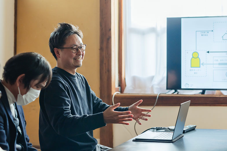 ツアーの最初には座学でレクチャーを行う（写真：藤本幸一郎）