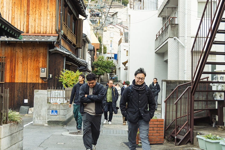 2025年1月に開催されたツアーの様子。設計事務所や地域工務店のスタッフ、地域協力隊、民泊事業を検討中のウェブデザイナーなど13名、この日は長野県や高知県からの参加者があった（写真：藤本幸一郎）