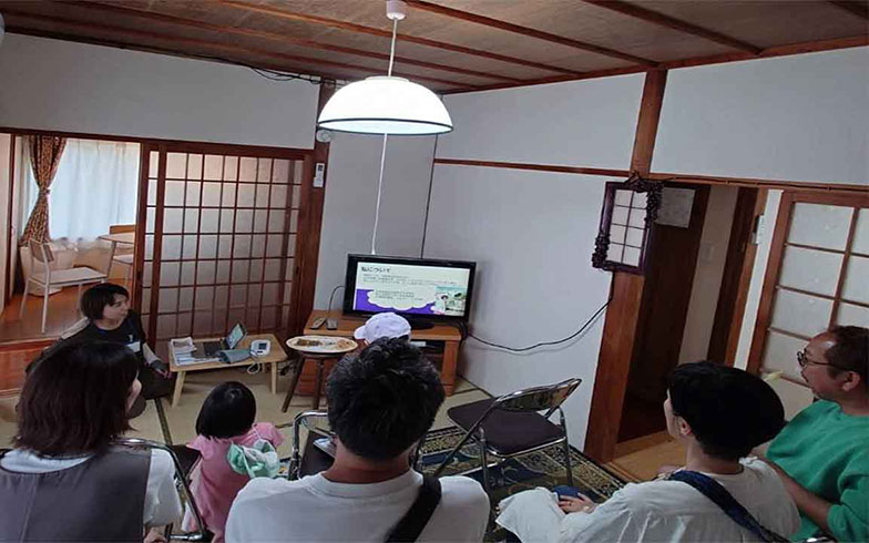 オープニング当日は、見学者に対して溝口さん自身がプレゼンを行った（写真：溝口千尋）