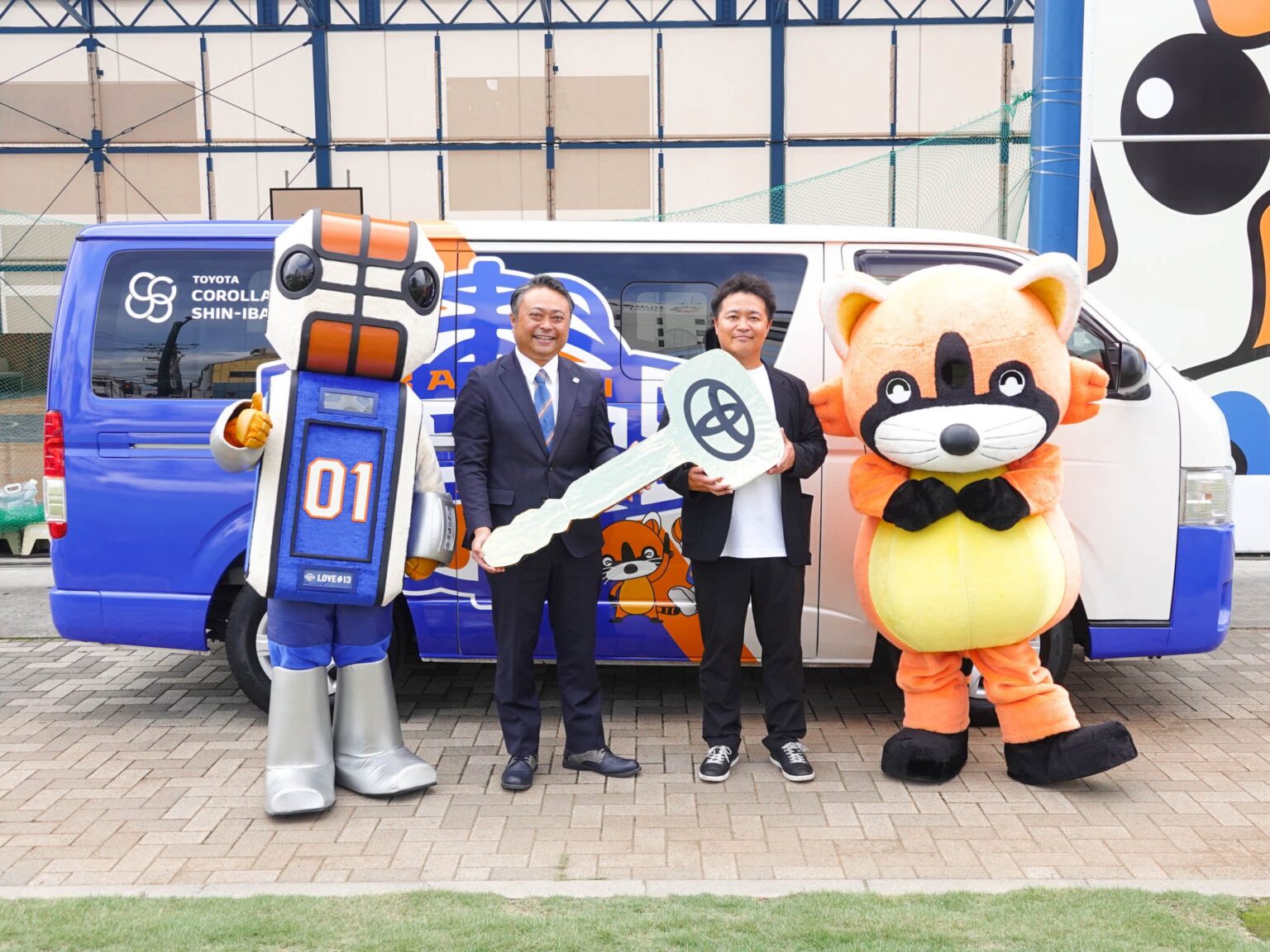トヨタカローラ新茨城×茨城ロボッツ 「チームカー(特別仕様車)」をご寄贈いただきました | 茨城ロボッツ