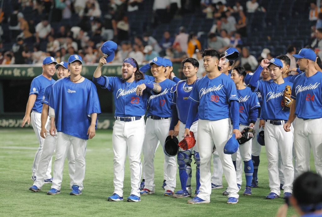 巨人に勝利し、レフトスタンドのファンにあいさつするチェイビス（左から４人目）ら中日ナイン