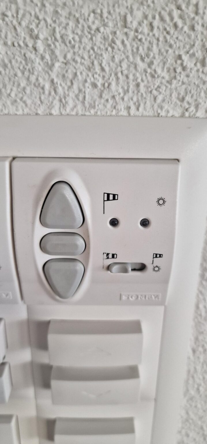 Somfy Awningは完全に開いて立ち往生しています - モーターは賑やかですが動きはありません