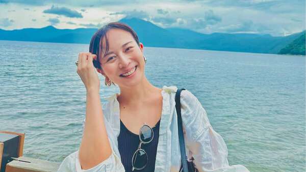 【 比嘉愛未 】 「Summer vacation」 函館の赤レンガから支笏湖まで 北海道旅行を満喫 毛ガニ、ウニ、イクラ…豪華すぎる海の幸に舌鼓 - au Webポータル