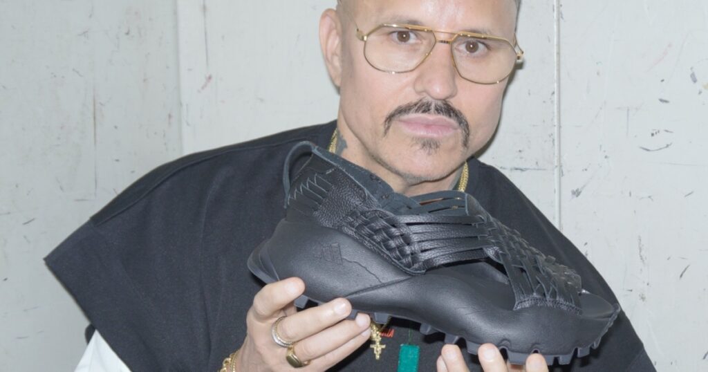 ウィリー・チャヴァリア、メキシコ先住民への“文化の盗用”で謝罪 「アディダス オリジナルス」とのコラボシューズで – WWDJAPAN ウィリー・チャヴァリア、メキシコ先住民への“文化の盗用”で謝罪 「アディダス オリジナルス」とのコラボシューズで - WWDJAPAN