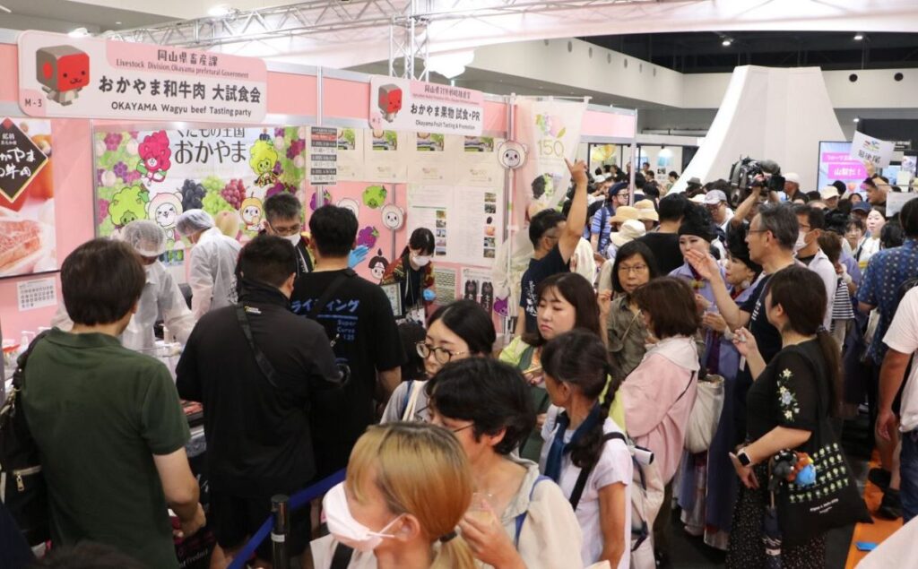 多数の来場者でにぎわう大阪・関西万博の岡山県ブース＝２２日