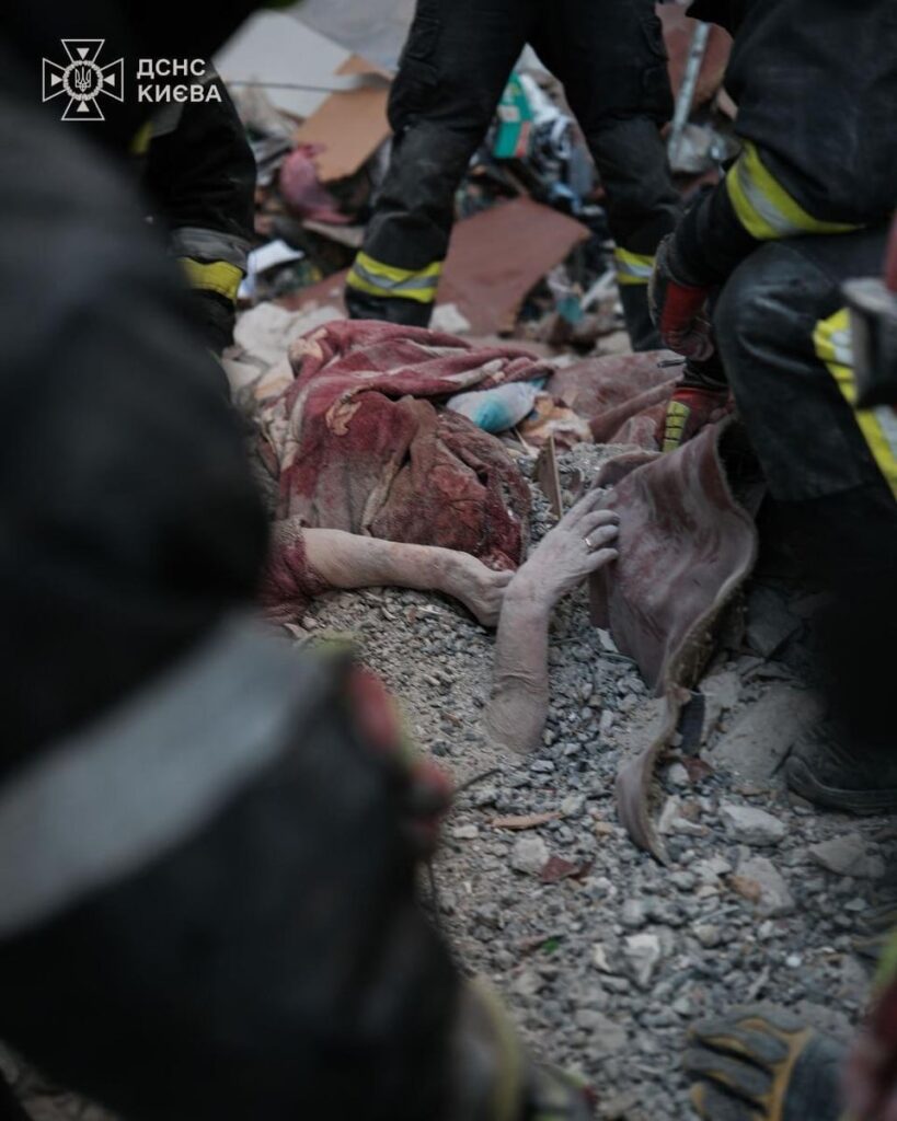 NSFW。キエフのスヴァトシンスキー地区の破壊されたアパートからの遺体の回復の写真。入り口はロシアの弾道に打たれました。当局は、3、6、17歳の最年少の犠牲者で、空中攻撃で合計28人が死亡したと報告しています。
