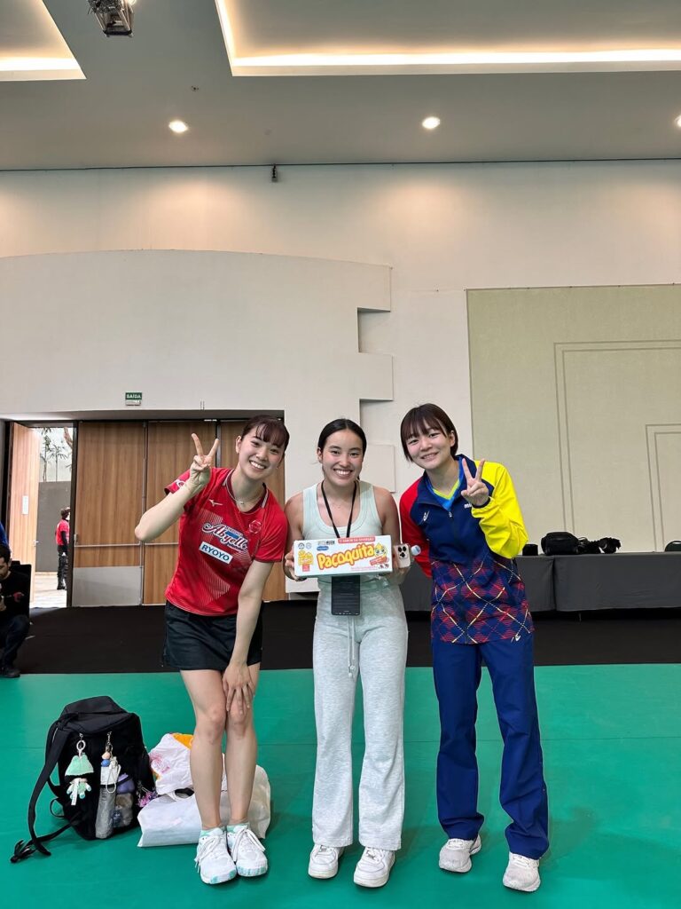 卓球・長﨑美柚がブラジルの美人選手からもらったプレゼントとは？仲良しショットにファンはほっこり | 話題の投稿 | スポーツブル (スポブル)
