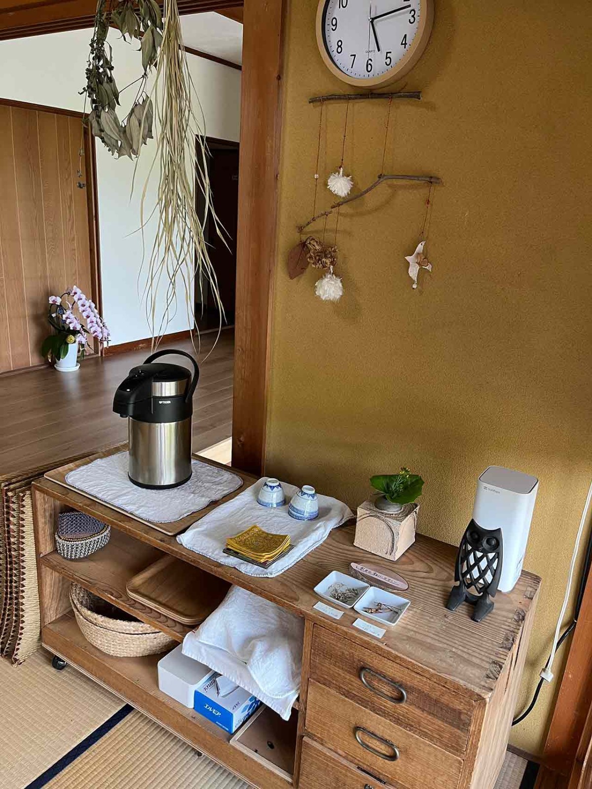 島根県出雲市にオープンしたカフェ『和herb cafe&lab 8mon』の内観