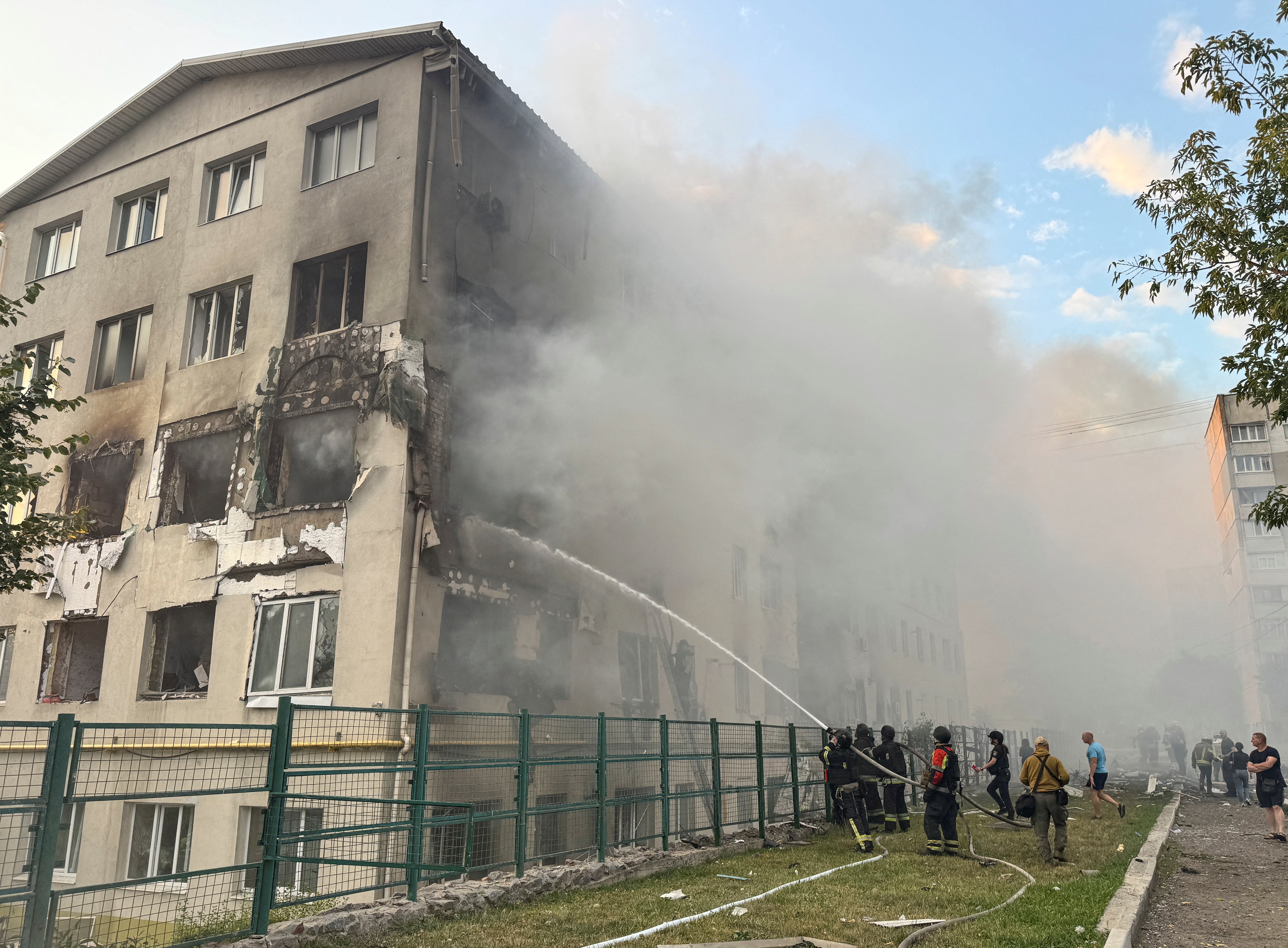 ウクライナ東部で幼児含む3人死亡、ロシアがミサイル・無人機攻撃