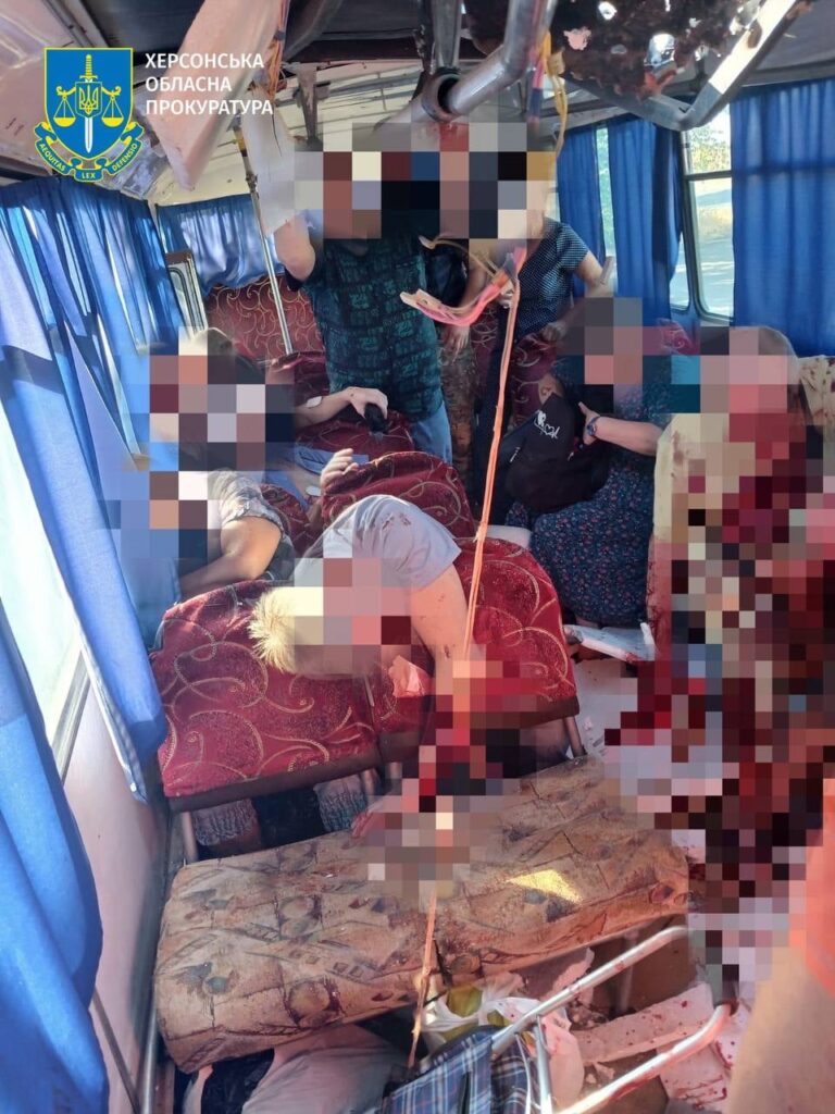 市のバスは、ハーソン地域のロシアのFPVドローンによって攻撃されました。警察官が応急処置を提供していたとき、2回目のドローンが再びヒットしました。攻撃の結果、2人の乗客が死亡し、16人が負傷しました