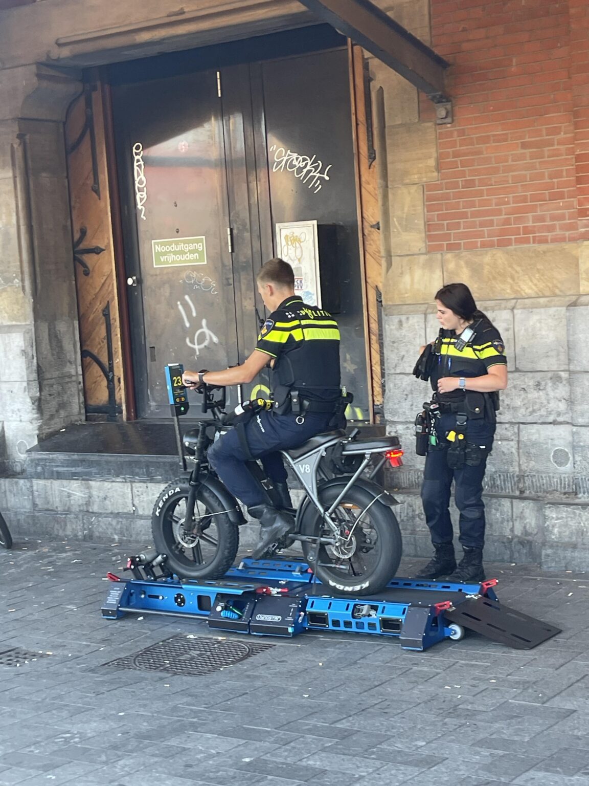 市警察がここでこれをするのを見るのは美しいでしょう...