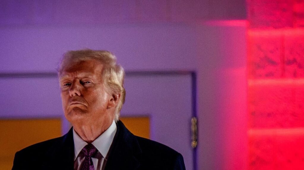 トランプは、元ロシアのメドベージェフ大統領の脅威の後、2つの原子力潜水艦を「適切な地域に」展開するように命じます