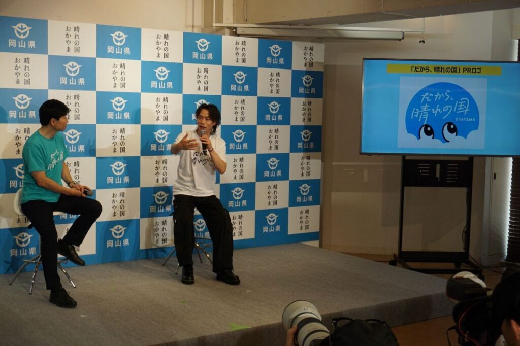 公表されたＰＲロゴを前に、晴れの恵みについて語り合う高橋さん（右）と伊原木知事