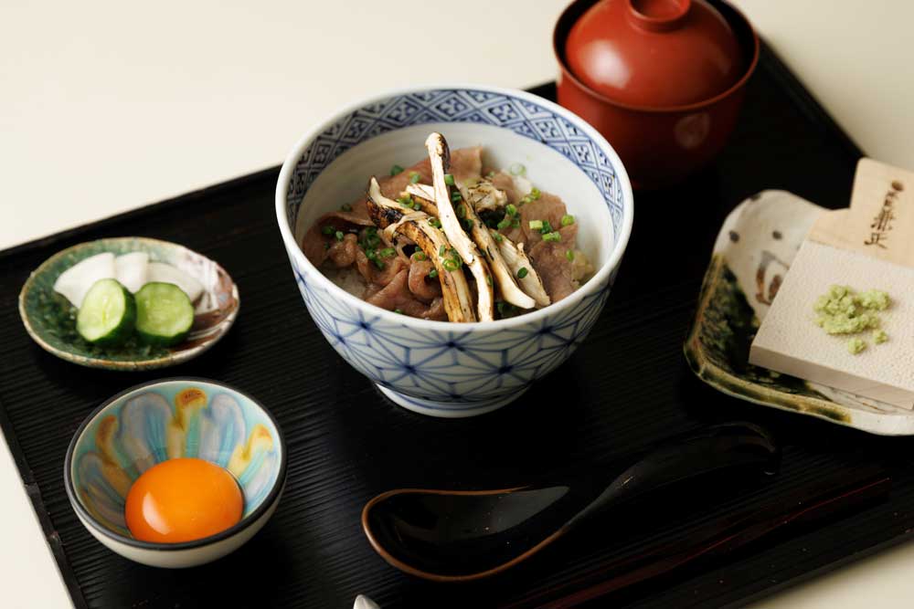 ティーラウンジ佳風：信州牛と長野県産松茸のすき焼き丼 安曇野の生わさび