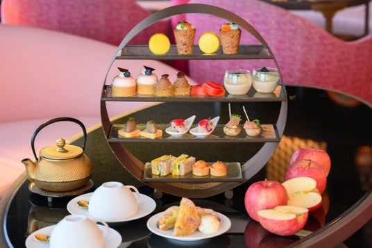 「お月見」や「クラシカル」など3つのスタイルで提供する秋の林檎アフタヌーンティーを9月24日より提供。秋の京都・東山を一望できるレストラン「グラン カフェ フォション」では10月1日から秋メニューに。 - 烏丸経済新聞