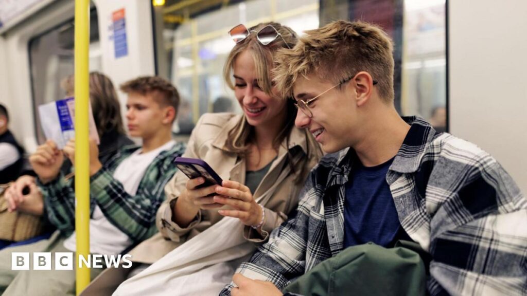 Transport for London（TFL）は、モバイルユーザーにヘッドフォンを着用するように依頼します-BBCニュース