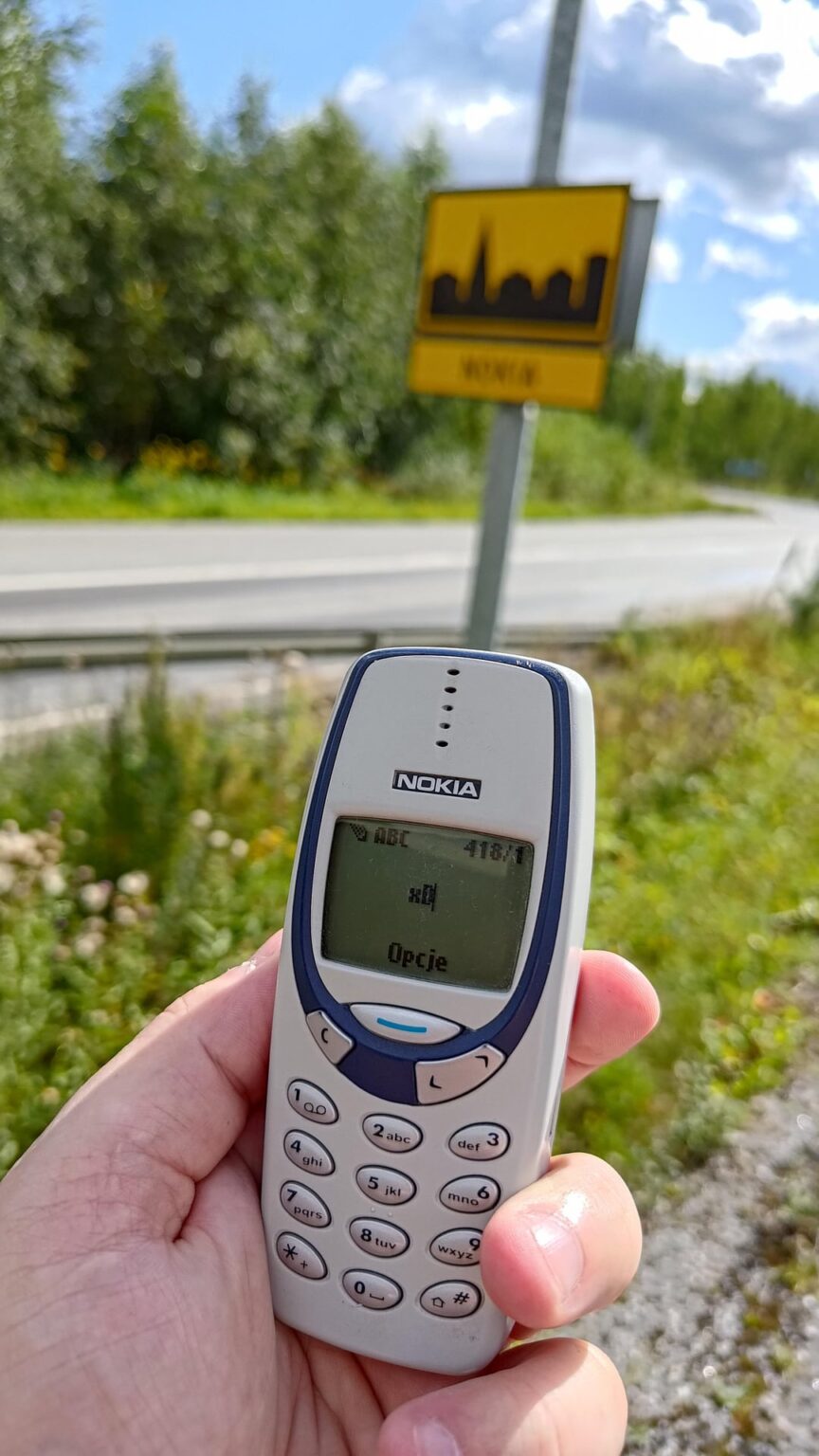 あなたは本当に誰かがそれをするだろうと思いますか？古いノキアの携帯電話のバッテリーを充電し、ヘルシンキに飛んで、タンペレまで電車に乗って、次にノキアへの別の電車、街の端まで歩いて、道路標識の写真を撮りますか？