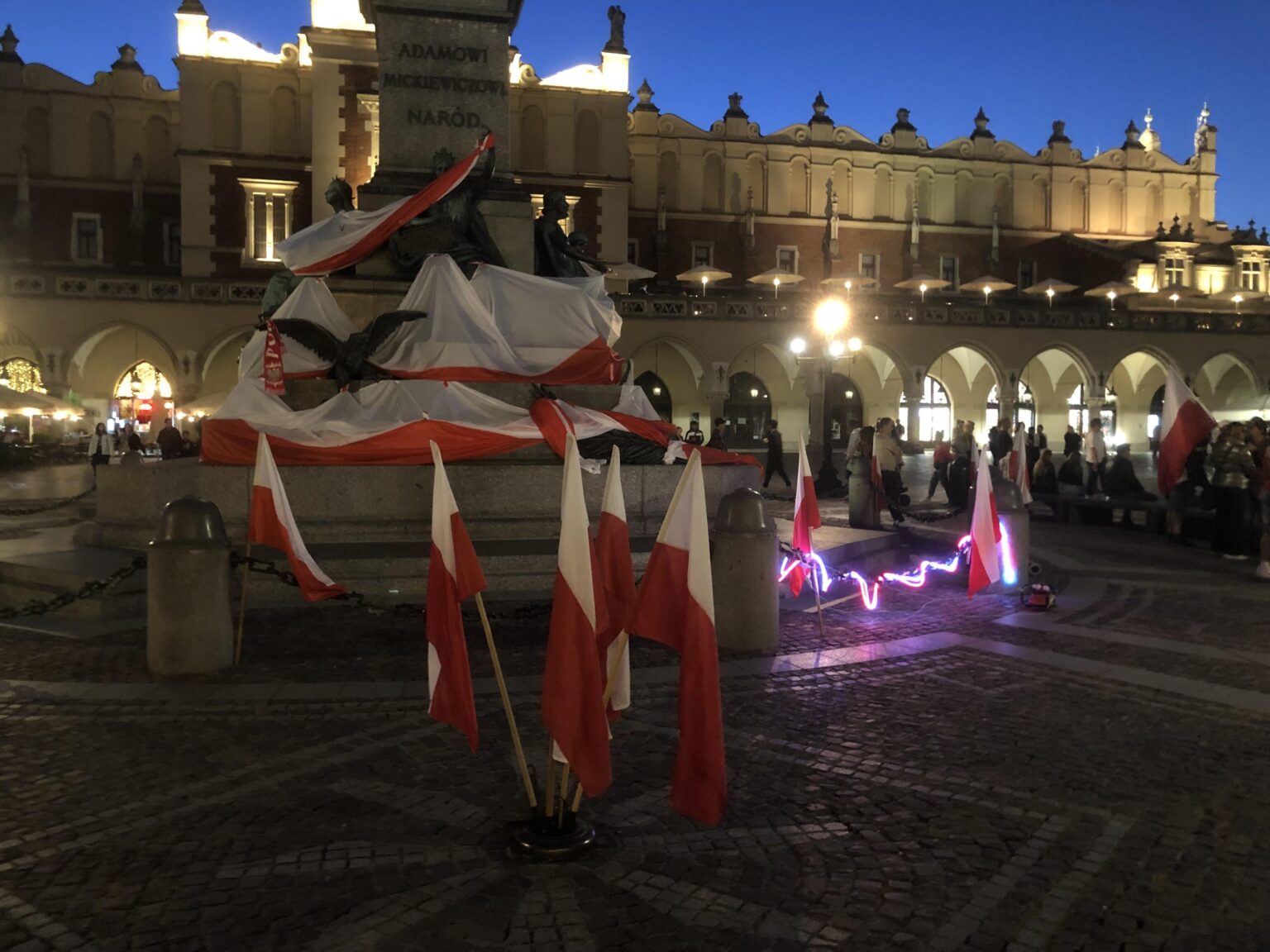 クラクフのポーランド旗の大量展開