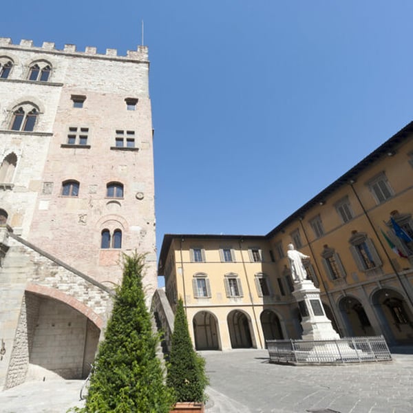 イタリアのファストファッションの中心地であり、中国マフィアの戦場でもあるプラート - FashionNetwork 日本