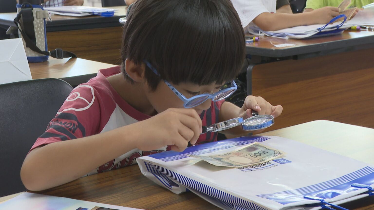 ルーペでお札を観察!「1億円」を体感!親子でお金について学ぶ教室 高松市 | KSBニュース | KSB瀬戸内海放送 ルーペでお札を観察!「1億円」を体感!親子でお金について学ぶ教室 高松市 | KSBニュース | KSB瀬戸内海放送