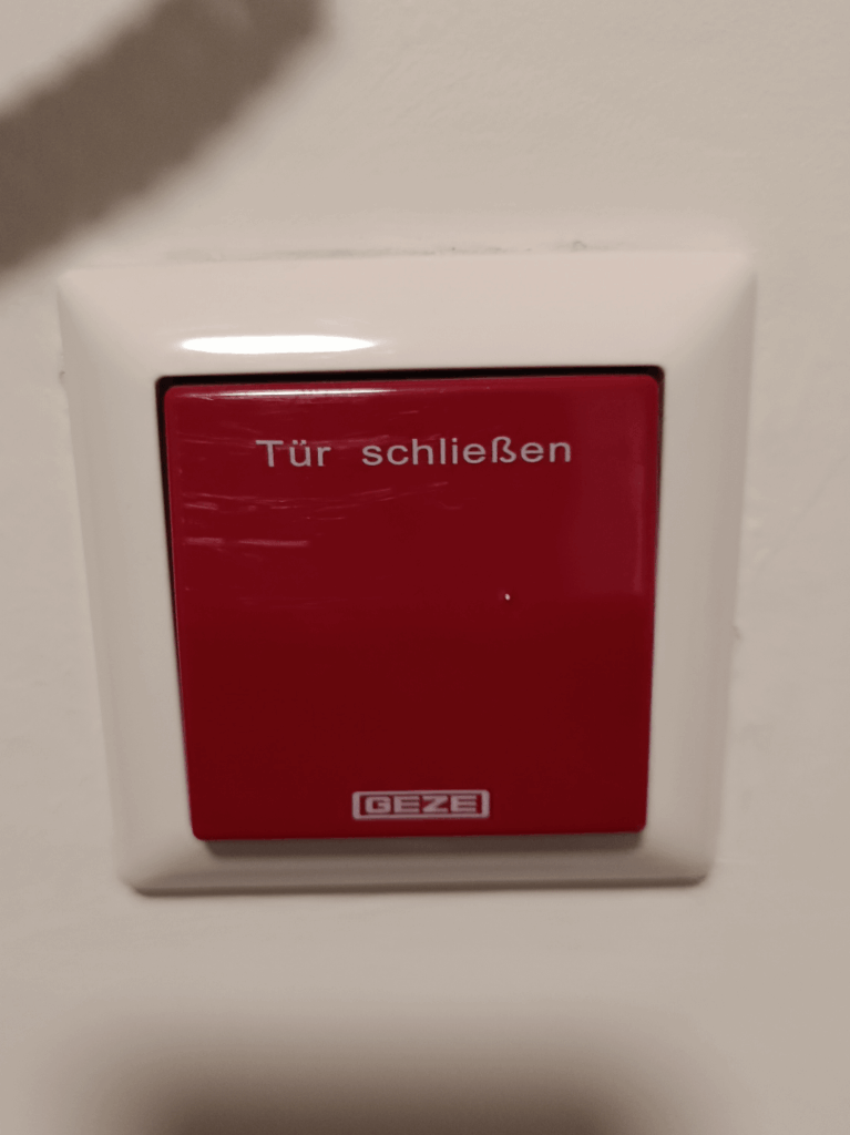 このボタンは何に使用されますか？