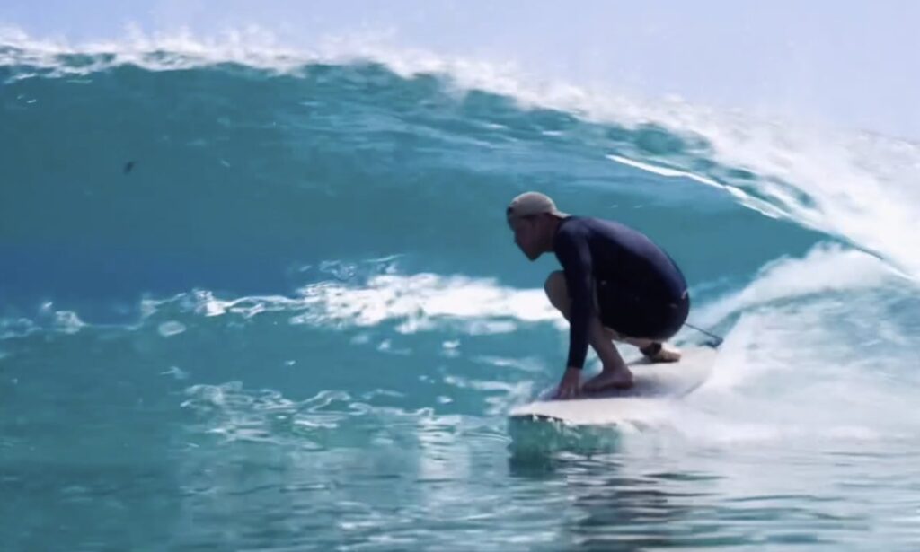 イギリスのハリー王子がサーフランチでバレルに入る | THE SURF NEWS「サーフニュース」