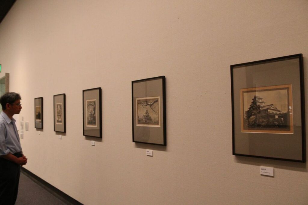 岡山空襲以前に緑川さんが撮影した岡山城天守閣の写真が並ぶ会場