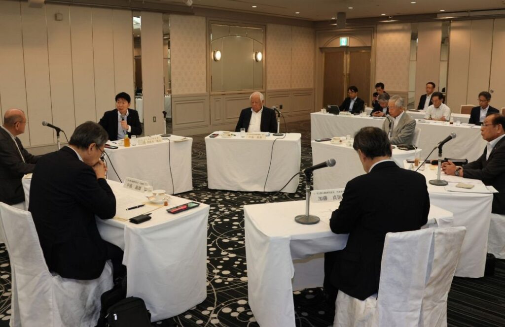 地場企業の現状と課題について意見を交わした岡山県経済戦略会議
