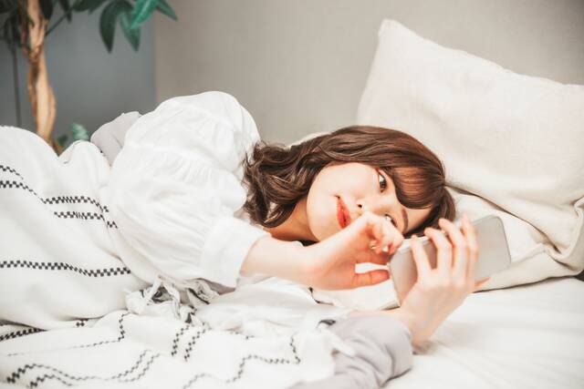 睡眠不足の日本人、快眠の敵ワースト１は「スマホ」だが…照明も意外な盲点!? - with class -講談社公式