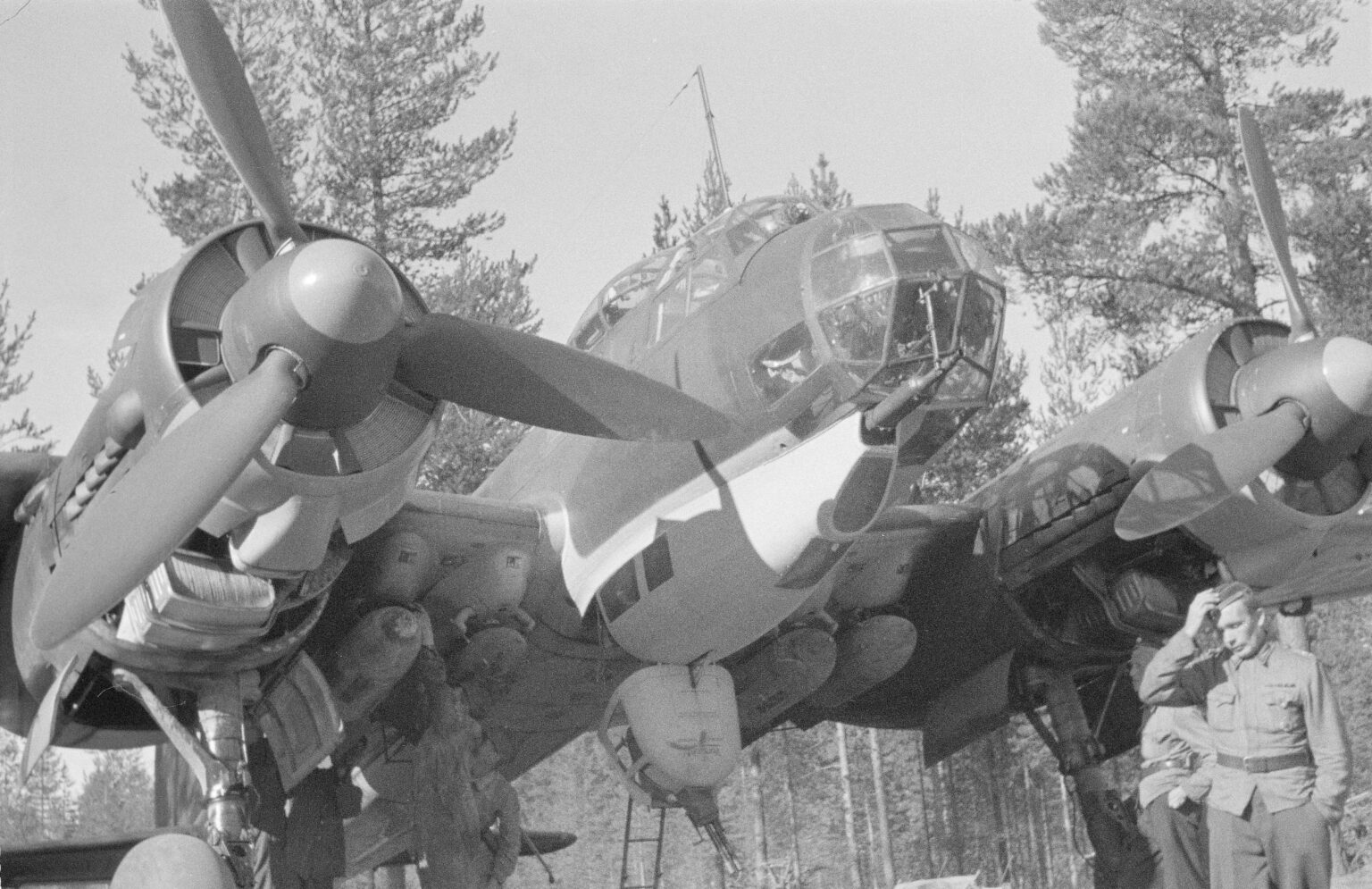 ジャンカーにサービスを提供するフィンランドの技術者JU-88A爆撃機（1943）