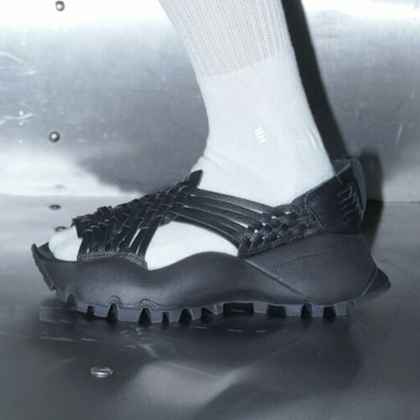 アディダス、メキシコ先住民のデザインを流用したサンダルについて謝罪 - FashionNetwork 日本