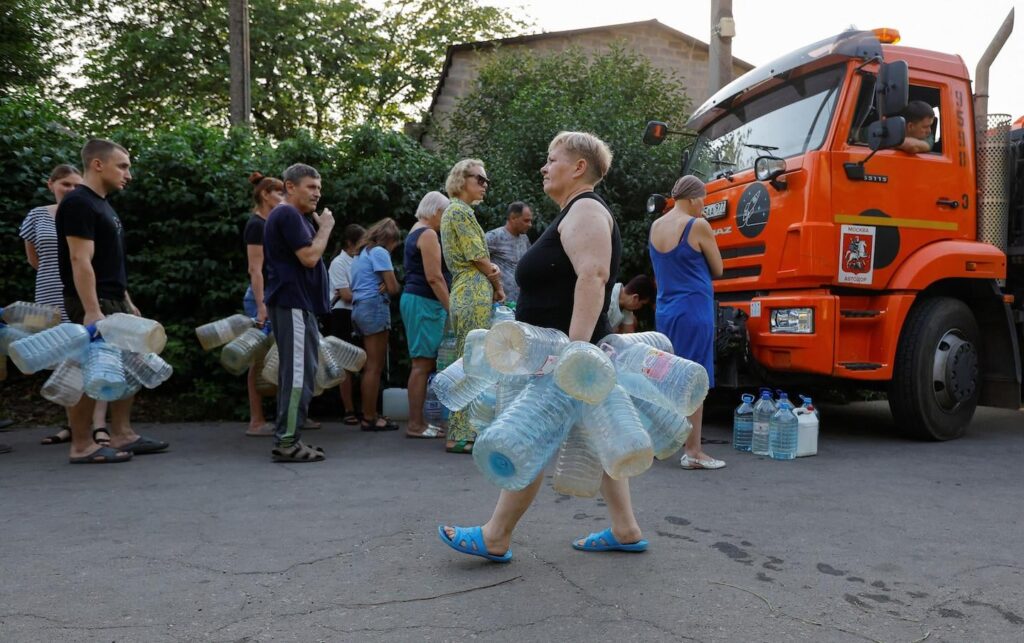 ロシア人が占領されているウクライナが水を駆け抜けるので、地元の人々はプーチンの助けを求めています：ウクライナ東部の占領地域での急性水不足と、怒っている住民の助けを求める訴えは、ロシアの支配下で人生が楽しいことを示唆するプロパガンダと矛盾します