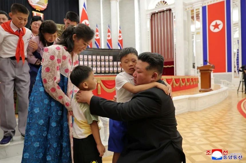 式典では戦没者の遺族と触れあう一幕も/KCNA