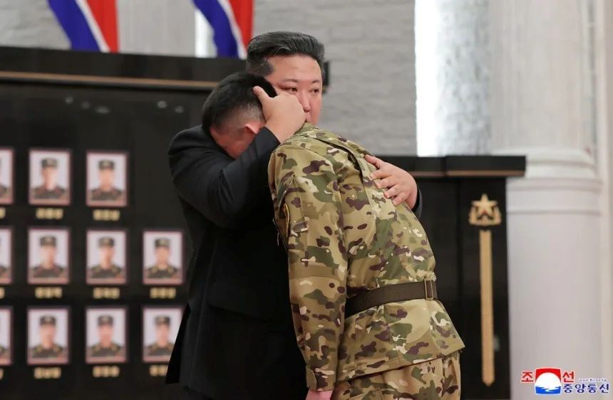 ロシアから帰還した北朝鮮の兵士を抱きしめる金正恩氏/KCNA