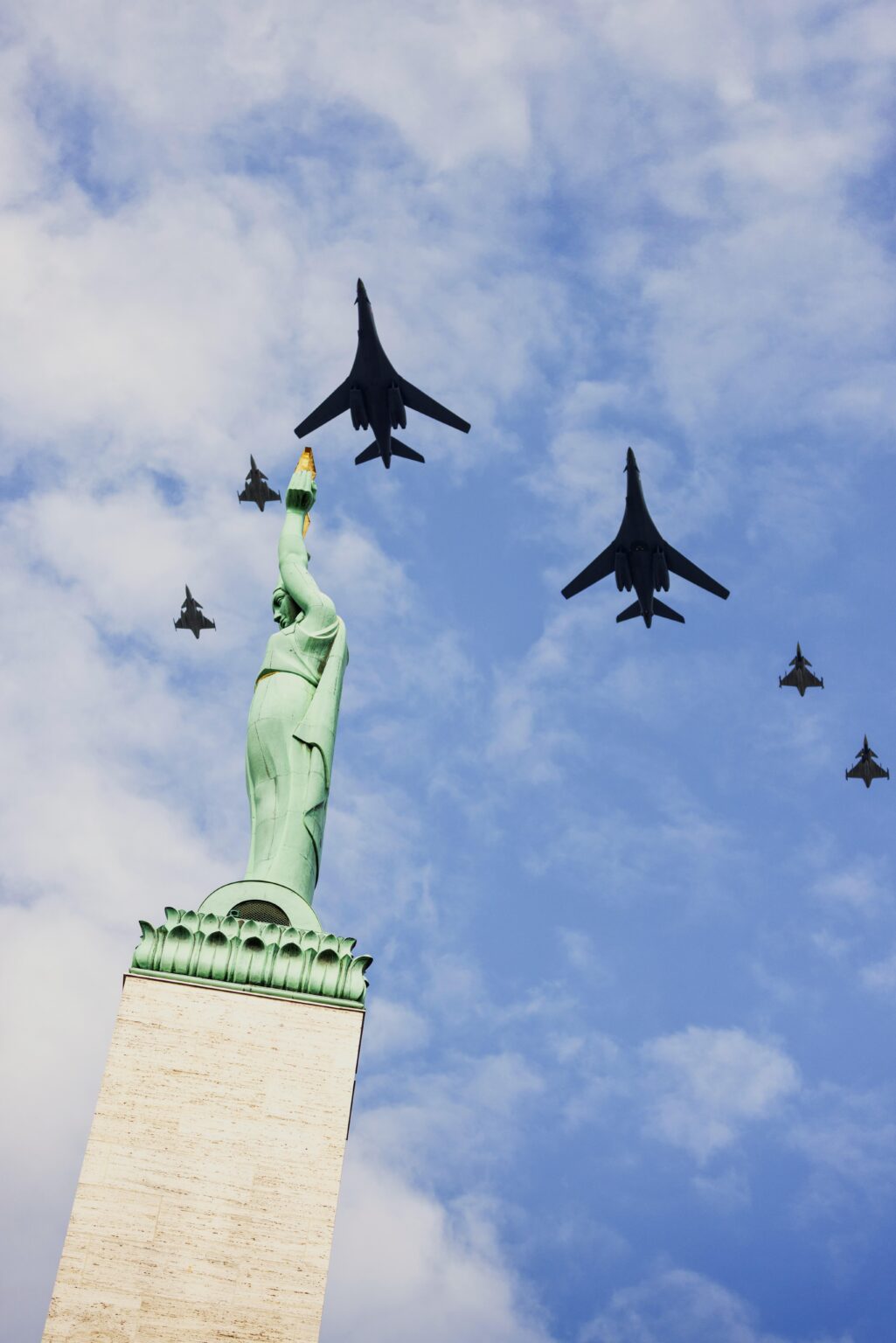 B-1Bランサー戦略的爆撃機とスウェーデンのグリペンファイタージェットは、2025年8月19日にラトビアのリガの自由の記念碑の上に編成されました。