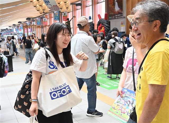 帰省ラッシュ本格化、秋田駅にぎわう 久々の再会に笑顔 - 秋田魁新報電子版
