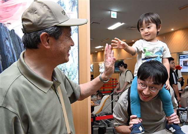 Ｕターンラッシュ本格化、「また来てね」笑顔で見送り 秋田空港 - 秋田魁新報電子版