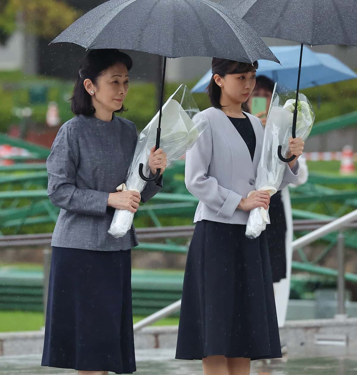 平和記念公園を訪れ、原爆慰霊碑に花を手向けられる秋篠宮妃紀子さまと次女の佳子さま＝11日午前、広島市中区