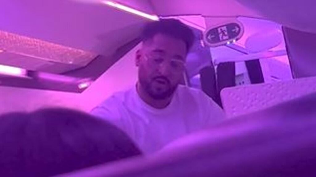 ヴァージンアトランティックの乗客は、妻と3人の子供の前で卑劣なティラデで「ギャングレイプと降りをする」スチュワーデスを脅かすと脅します